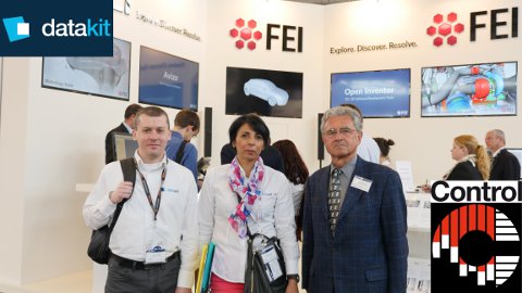 Halima et Arnaud de Datakit devant le stand de FEI (client de Datakit) avec Werner Hochreiter, revendeur de Datakit en Allemagne